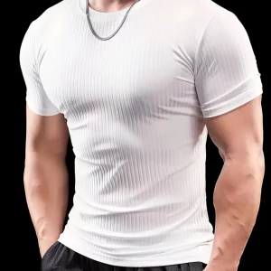 Poppar ut musklerna - Säljer en vit ribbad t-shirt för herr med korta ärmar. T-shirten har en tight passform och är tillverkad i ett stretchigt material som sitter snyggt mot kroppen. Perfekt för dig som gillar en sportig och stilren look.