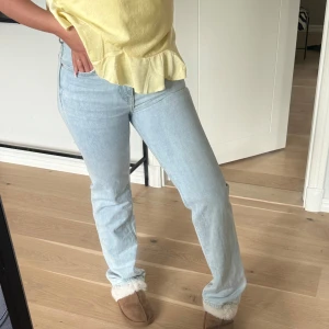 Ljusblå raka jeans - Waits 27, längd 32. Säljer ett par ljusblå jeans som aldrig är använda, Jeansen är low waist💙