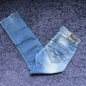 Blå Replay jeans med normal passform - Säljer ett par klassiska blå jeans från Replay med snygga slitningar, jag har använt dessa ett fåtal gånger och är riktigt feta säljer. Ställ om ni har några frågor 🤝👍