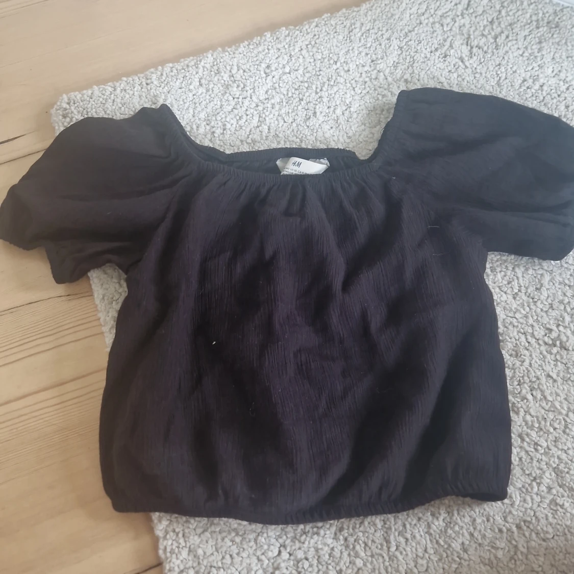 Svart croppad topp med puffärmar från H&M