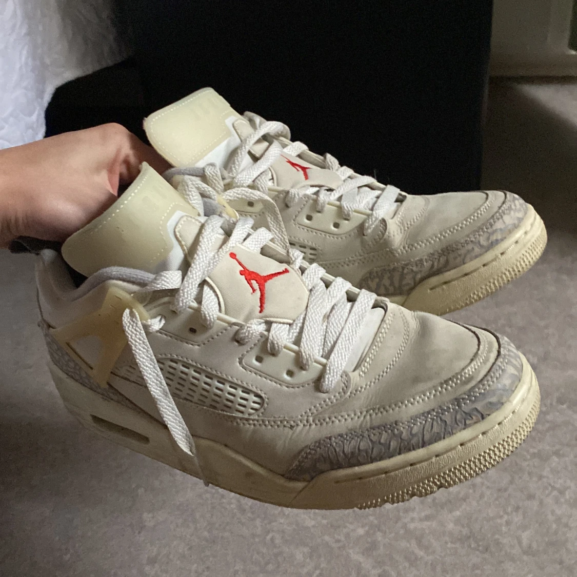 Nike Air Jordans i beige och grå - 3