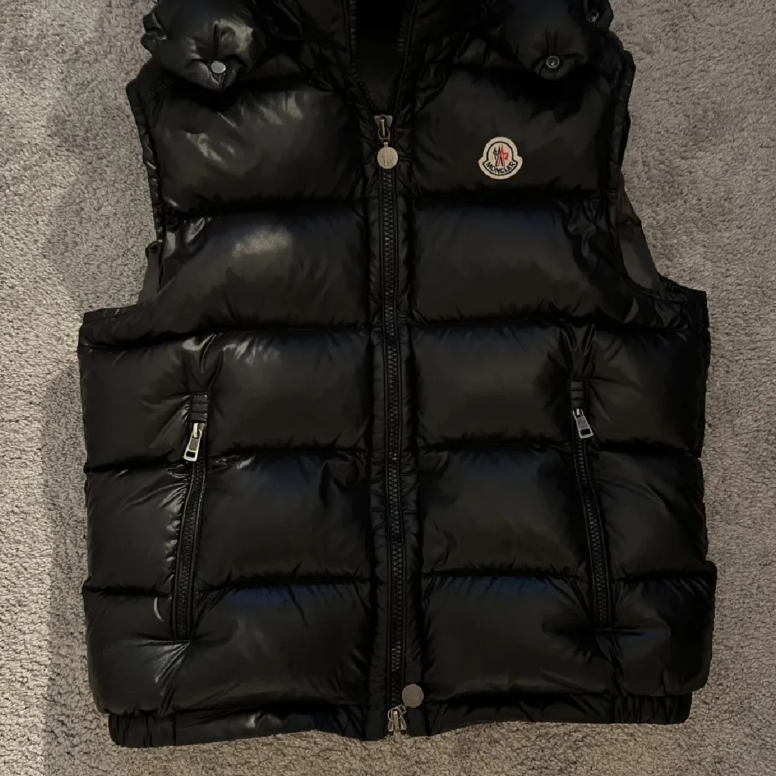 Svart dunväst från Moncler