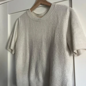 Stickad tröja - Vit/Cremefärgad stickad T-shirt från H&M🤍Superfin och bra skick!