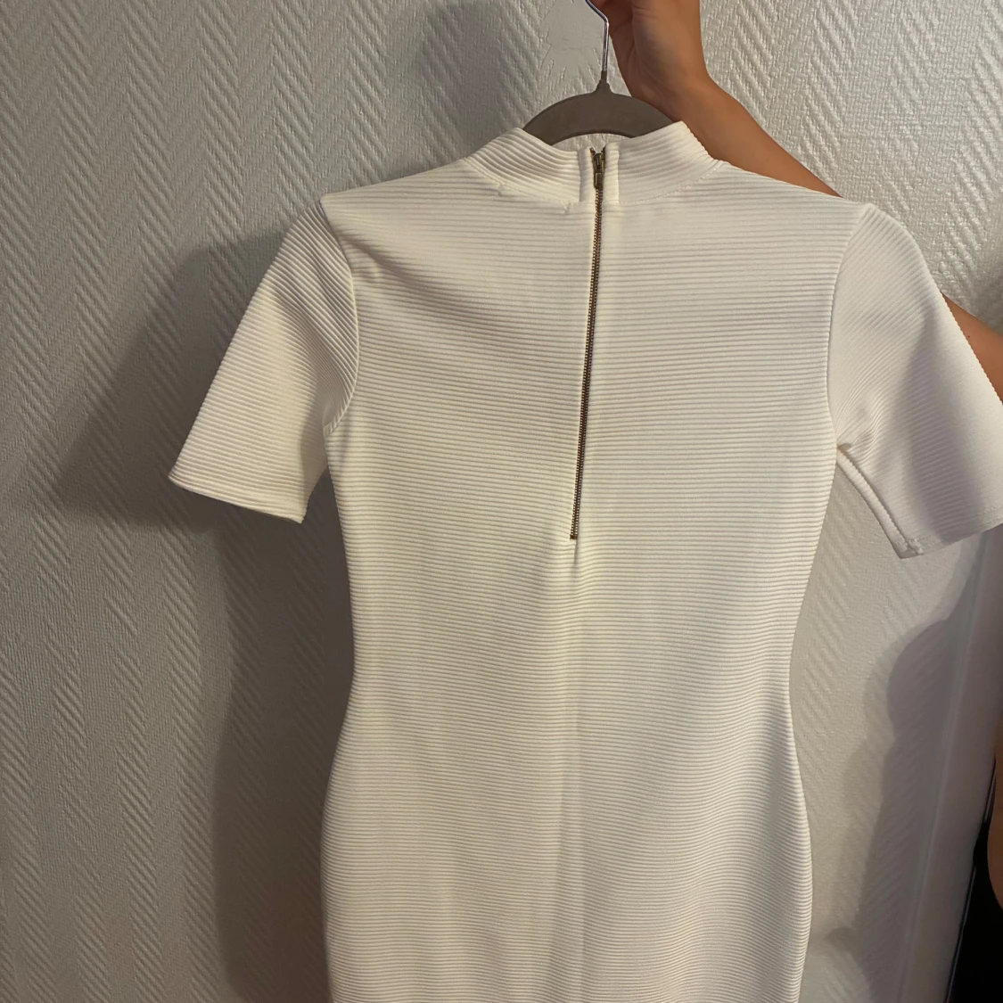 Vit ribbad kortklänning Boohoo - 2