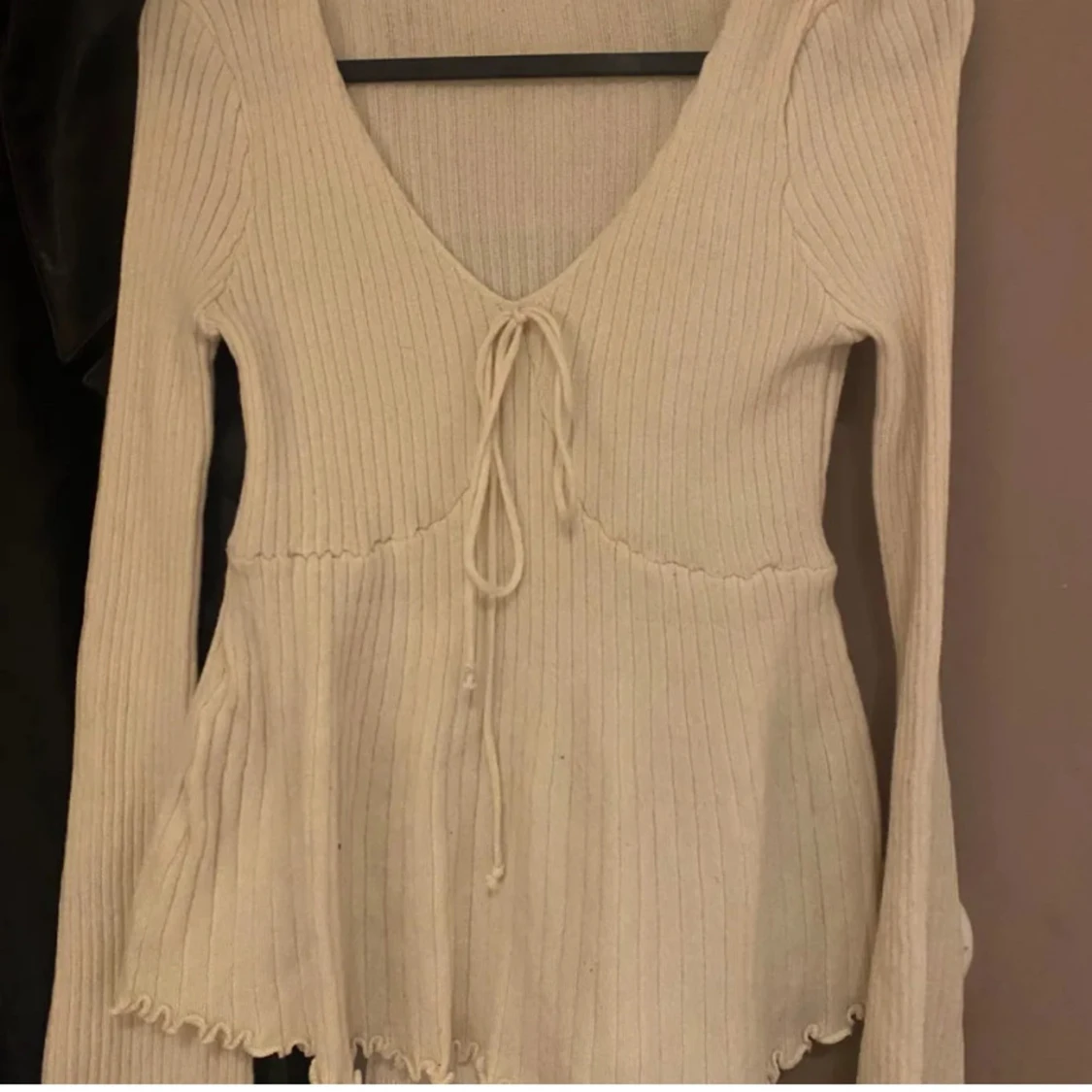 Beige ribbad stickad tröja med knyt