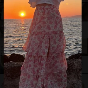 Rosa blommig volangkjol med slits - Säljer den här fina blommiga rosa långkjolen från märket Miss Selfridge, köpt hos ASOS. Storlek 36. Jättefint skick, knappt använd🩷