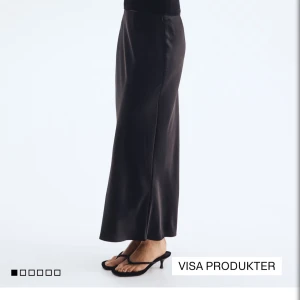 Svart långkjol i satin - Snygg svart långkjol från HM. Använd två gånger