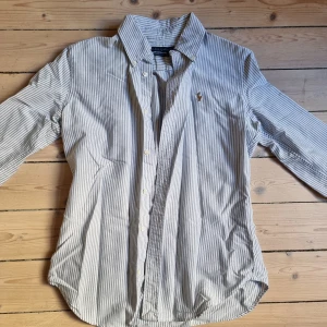 Ralph lauren skjorta - Blå och vit-randig ralph lauren skjorta i super slim fit.
