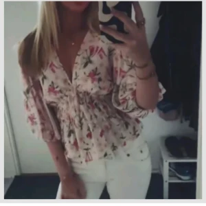 Blommig v-ringad blus med volang - Supersöt blommig blus, sitter som en xs-s men är en L🥰🥰