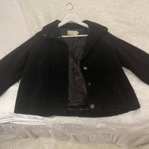 Vinter jacka - Svart fluffig vinterjacka, saknar några knappar men annars så sitter den väldigt bra, som ny förutom knapparna 