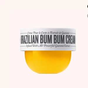Sol de Janeiro Brazilian Bum Bum Cream - Ikonisk kroppskräm i en klargul burk med vit lock och svart text. Innehåller guaranáextrakt och har en tropisk, söt doft. Perfekt för dig som vill ha en återfuktande och lyxig bodylotion med brasiliansk känsla.