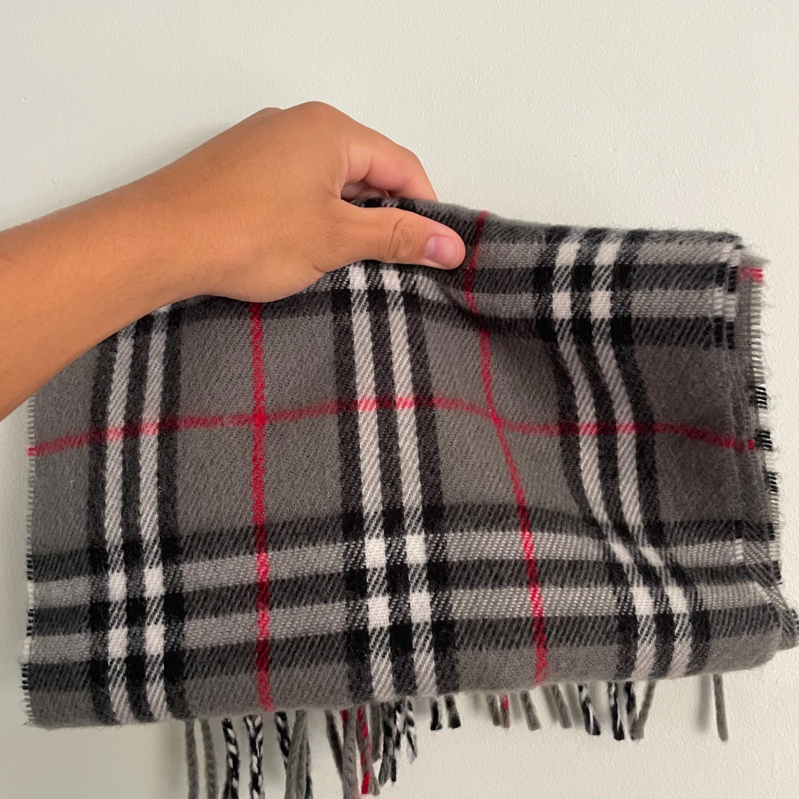 Grå rutig halsduk från Burberrys - 3