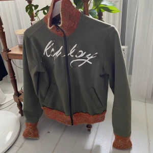 Replay tröja - Grönt sweatshirt material med stickade detaljer och tryck framtill. Stl xs passar s, beror på hur man vill att den sitter. Skriv om du har frågor.