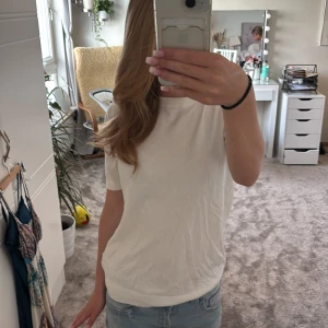 Vit trekantsärmad T-shirt från new yorker - Enkel och stilren vit t-shirt från New yorker med rund halsringning och korta ärmar. Klassisk modell som funkar till allt. Säljer då den är lite för stor till mig, den är storlek S men skulle säga att den passar till storlek M.