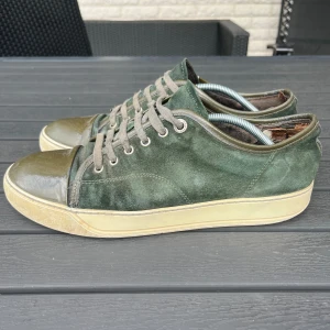 Lanvin  -  Tjena, säljer ni dessa riktigt snygga och populära lanvinsen i använt skick Uk 8/ 42. Endast skorna ingår. Hör av er vi frågor och funderingar🙌🤝