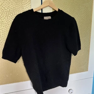 stickad t shirt - Fin stickad t shirt, använd några gånger men fortfarande fint skick ❤️