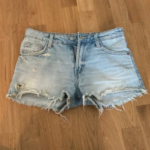 Shorts - Ljusblåa lowwaist jeanshorts från Zara i storlek 32. Använda några gånger och är i bra skick, även tvättad fåtal gånger. Inga slitningar eller defekter.