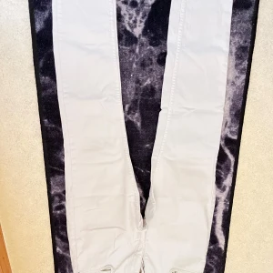Vita skinny jeans från H&M - Passar xs-s.                                                           Snygga vita skinny jeans från H&M i storlek 32. Byxorna har klassisk och smal passform hela vägen ner. Perfekta för dig som gillar en clean och stilren look. Materialet är mjukt och stretchigt för extra komfort.
