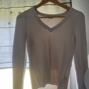 Tre stickade tröjor i neutrala färger - Säljer tre stickade tröjor tilsammans för 200kr : en ljusvit ribbad med v-ringning, en mjuk beige rundhalsad och en klassisk svart rundhalsad. ❤️