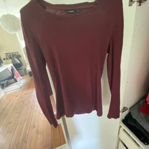 Vinröd långärmad tröja från Lindex - Enkel och stilren vinröd långärmad tröja från Lindex. 