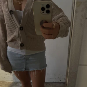 beige kofta - Säljer en beige kofta från lager 157. används inte längre och har inga tydligen bieffekter, pris kan diskuteras😊