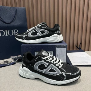 Dior B30 svart vita - Snygga Dior B30 sneakers i svart med stora CD-loggor på sidorna. Skorna har vit och grå detaljering, vit chunky sula och vita snören. Ovandelen är i mesh och syntet för en sportig vibe. Perfekta för dig som vill sticka ut med exklusiva och trendiga sneakers. Oanvända och kommer med boxen, priset går att förhandla vid snabbaffär