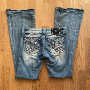 Bootcut miss me jeans! 💞🥰 - Miss me jeans i storlek 26 och modell flare! 💞 midjemått : 39 cm rakt över och innerbenslängd: 83 cm! 😊 defekter längst ned på byxbenen men inget man märker! 💗