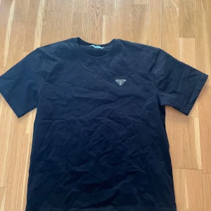 Svart Prada t shirt  - Svart snygg Prada tisha i storlek M! Hör av dig vid frågor! Väldigt fint skick