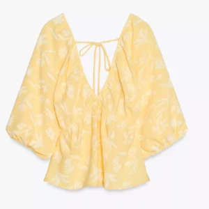 gul blus zara - säljer denna söta blusen, helt slutsåld på zara. Inga defekter eller liknade 💞