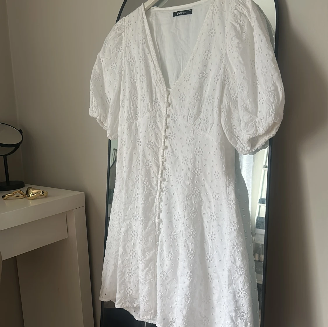 Vit klänning från Gina Tricot