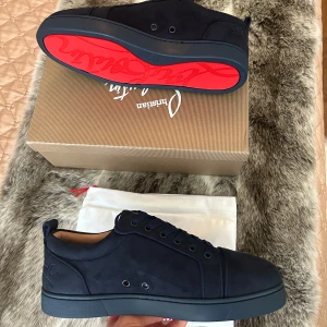 Mörkblå sneakers från Christian Louboutin - Hej, jag säljer mina skor som är helt nya och allt följer med 