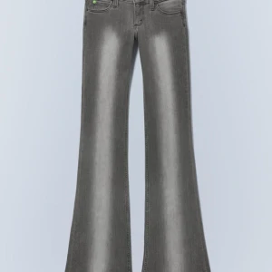 Grå bootcut jeans med låg midja - Snygga grå jeans med bootcut och låg midja. Jeansen har en cool tvättad look och klassiska fem fickor. Roligt snygga har använt mycket förut men har legat på hyllan ett tag letar efter ny ägare ❣️(de är fortfarande i mycket bra skick)