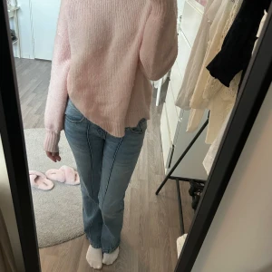 Ljusrosa stickad tröja - Supermysig ljusrosa stickad tröja. Den är otroligt skön! Köpt här på plick och avklippta lappar så vet tyvärr inte märket. Pris kan diskuteras!!