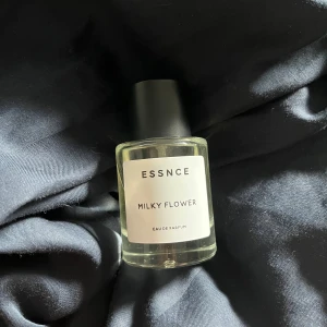Milky flower Essnce - Parfym från Essnce. Milky flower, en blommig doft med mjölkiga toner. Jättevacker doft som passar bra på sommaren. 