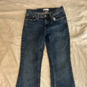 Low bootcut (Gina Tricot) - Mörkblåa lågmidjade bootcut jeans från Gina Tricot i stl 36. Slutsålda på hemsidan, orginalpris 499kr💕 Säljer fler jeans! 
