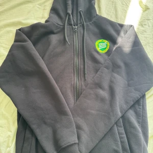 Svart hoodie med dragkedja - .