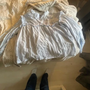 Ljusblå volangklänning från Lindex - Blå blus från Lindex 🩷 köpte för 400 kr säljer för 250 kr, använd ca 3 gånger 🩷 lite skrynklig på bilden 🩷