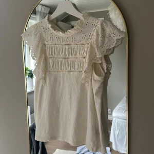 Vit blus med spets från Holly & Whyte - Supersöt vit blus från Holly & whyte. Använd väldigt få gånger och är precis som ny.