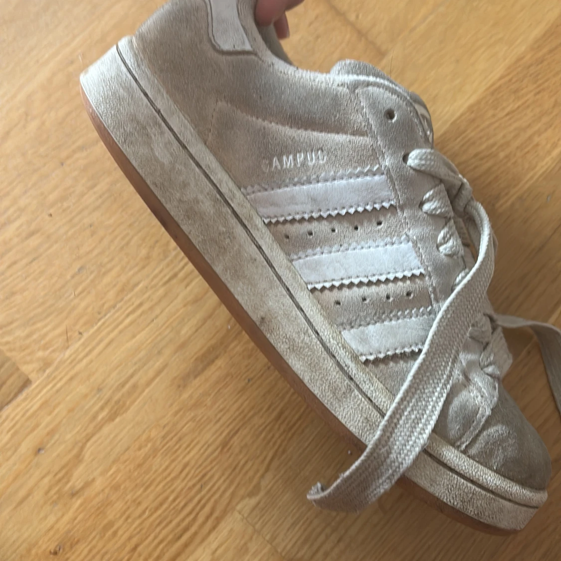 Beige Adidas Campus sneakers i mocka - 1