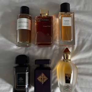 Parfymsplittar (5ml) - Letar du din nästa vinter doft? Då har du kommit rätt!   MFK Grand Soir🍦🍨🍮 5ml 160kr            Gris Charnel Extrait 🍦🍵 5ml - 135kr ————- Xerjoff Naxos 🌺🍦 5ml - 140kr  ————- Tuxedo YSL 🍦🪵💐 5ml - 145kr ————— Initio Narcotic delight 💨🍦🥃 5ml - 155kr  Tobacolor Dior 🚬🥃🍨 5ml - 120kr           Kommer i 5ml glasflaskor med spray!  + 22kr för frakt                                                                         Sökord: Parfym, EDP, nische, doft, Dior, Xerjoff, Intion, Dyptique, YSL, EDT, Sample.