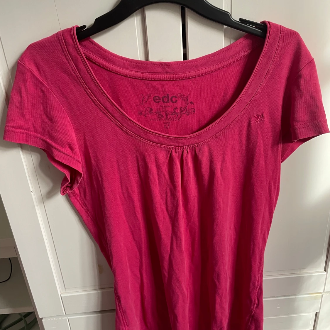 Rosa topp från edc med rund hals - 1