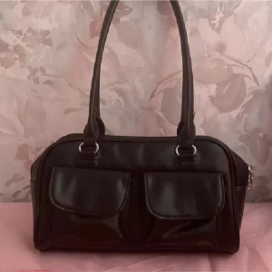 Svart axelväska - Snygg svart axelväska med dragkedja upptill och två fram fickor❣️ Kan ta prisförslag och diskutera priset💞