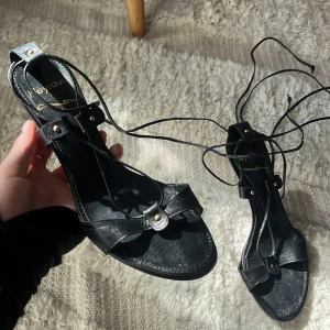Svarta heyraud klackar - Säljer mina nyinköpta favoritklackar som jag tyvärr insett är för små:( De är i mycket bra skick förutom slitningarna under skon och är luftiga och sköna att gå i. 
