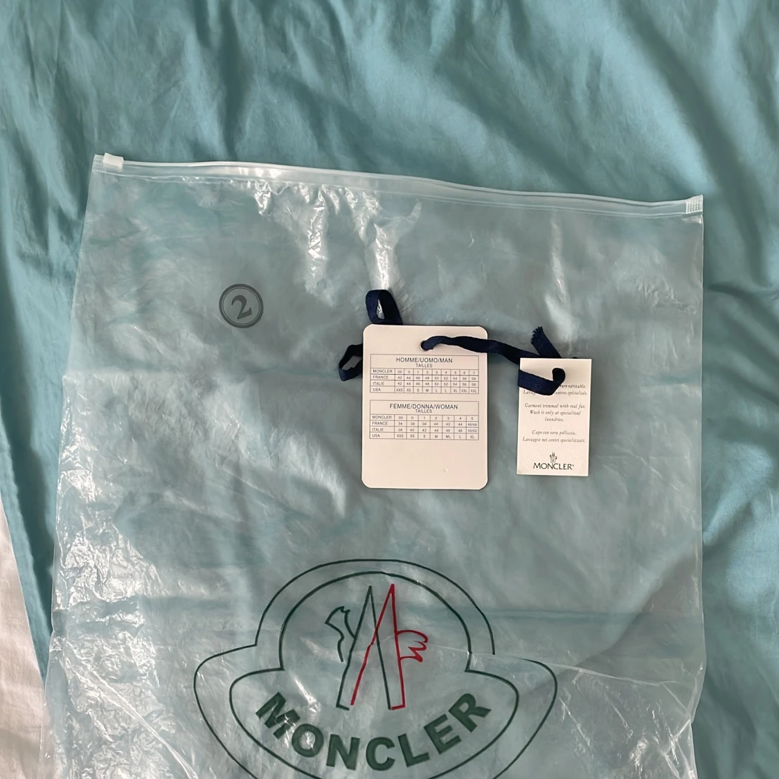 Svart vindjacka från Moncler med huva - 4