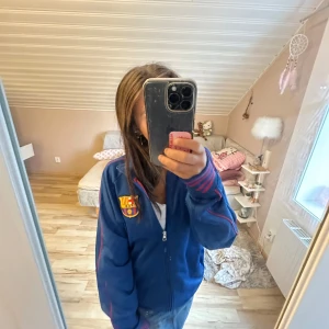 ❤️Fc Barcelona tröja💙 - En ÄKTA FC Barcelona tröja köpt för några år sedan för 800kr tryck på ryggen där de står FC Barcelona💓ställ frågor och prisförslag 