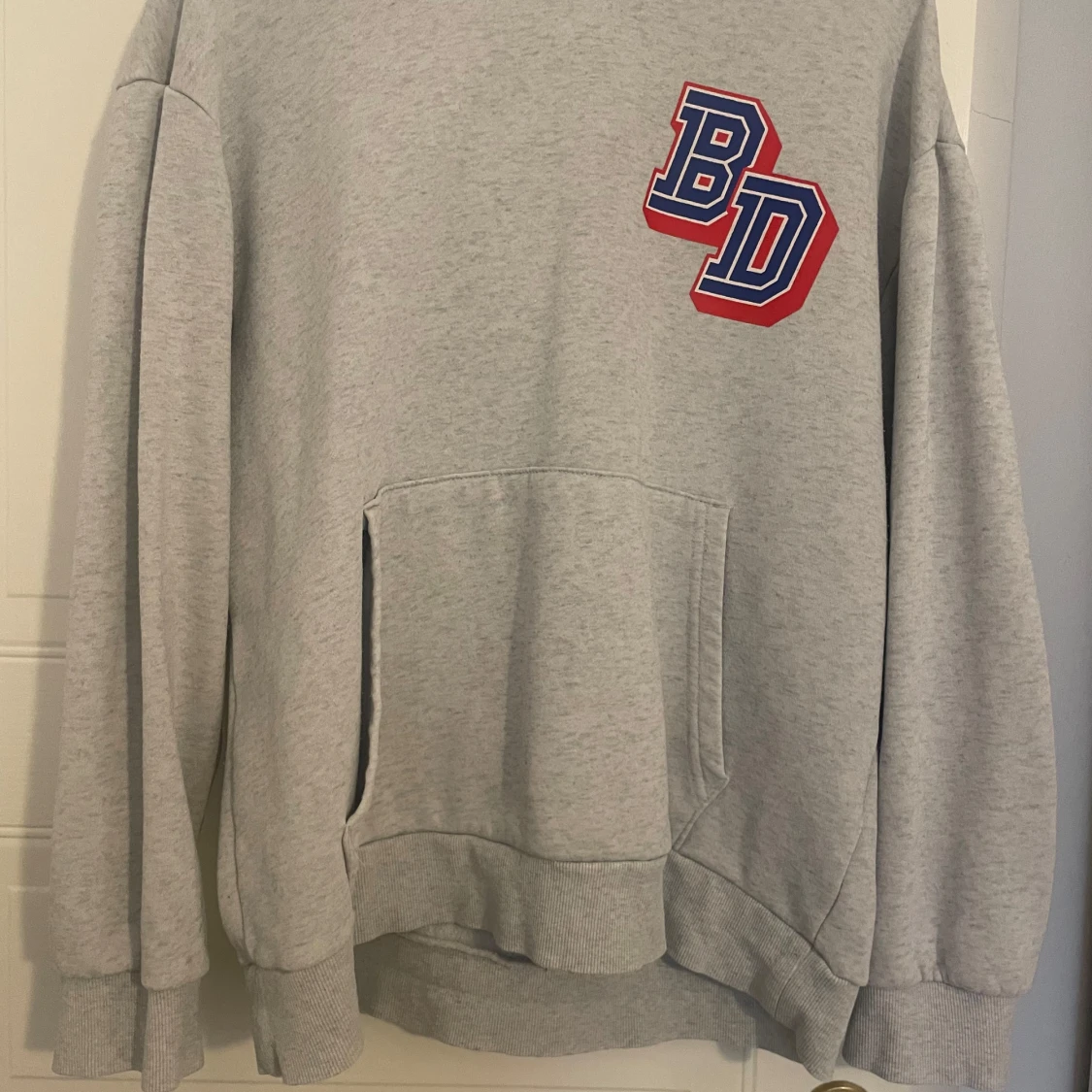 Grå hoodie med BD-tryck