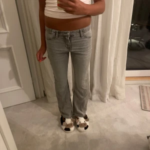 Grå HM jeans - Snygga grå jeans från H&M som är utsvängda och lågmidjade💕💕 hel oanvända