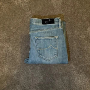 Ljusblåa Jacob cohen jeans - Ljusblåa Jacob cohen jeans i storlek w29| nypris 5000 mitt pris: 799! |Modellen är 168 och väger 53 | Priset är ej hugget i sten | Skriv vid minsta fråga eller fundering!