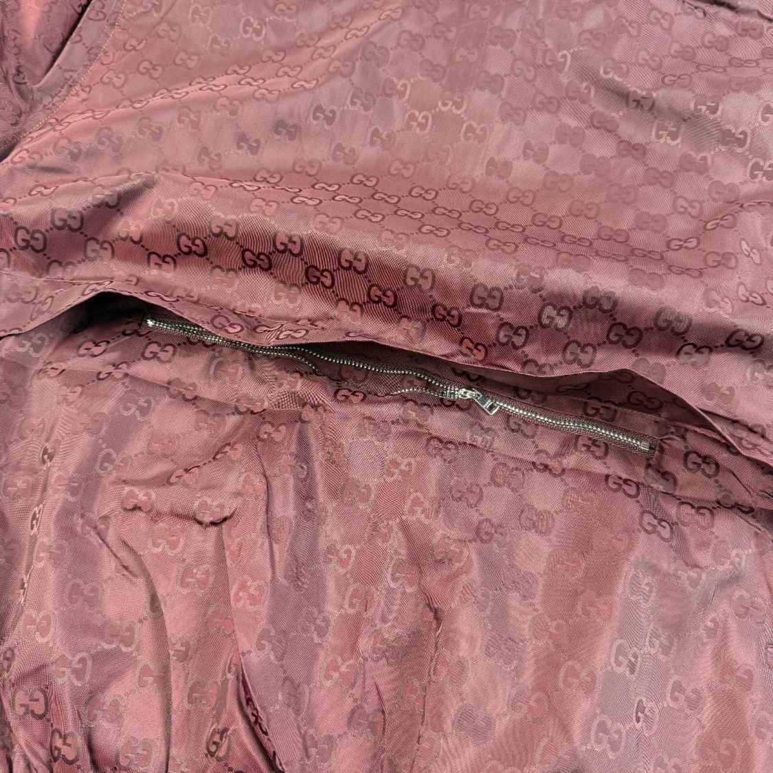 Vinröd vindjacka från Gucci - 4