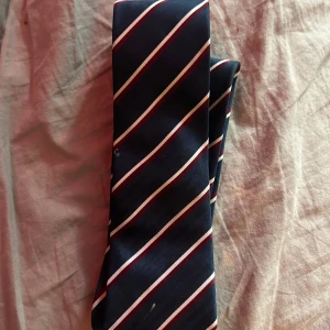 Marinblå randig slips - .